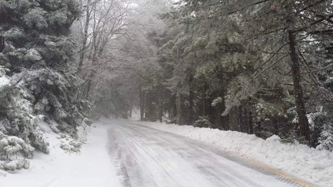 Το πρώτο κύμα κακοκαιρία απέκλεισε την Πάρνηθα: Αλυσίδες και τελεφερίκ οι μοναδικοί τρόποι πρόσβασης